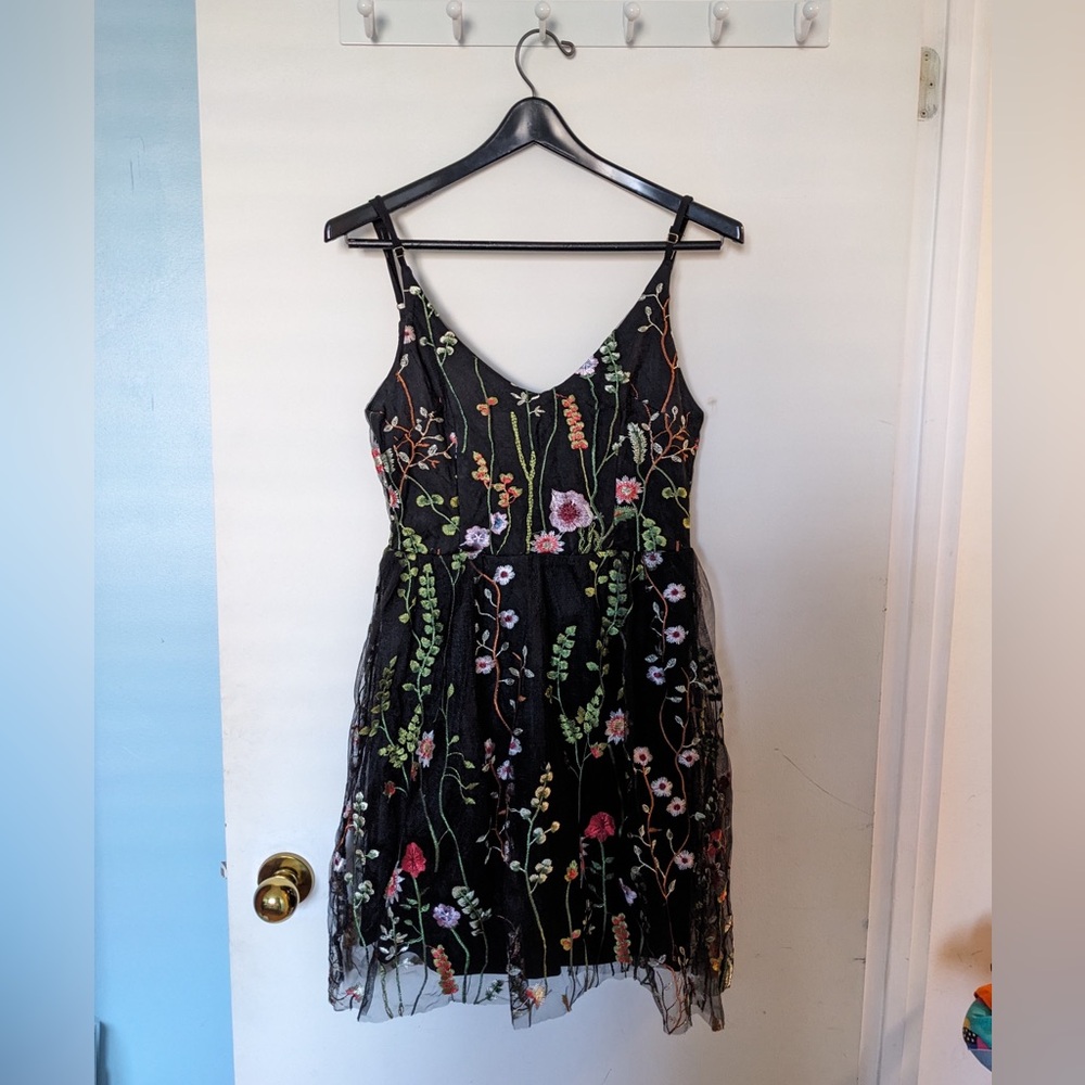 Chic Black Floral Embroidered Mini Dress size large